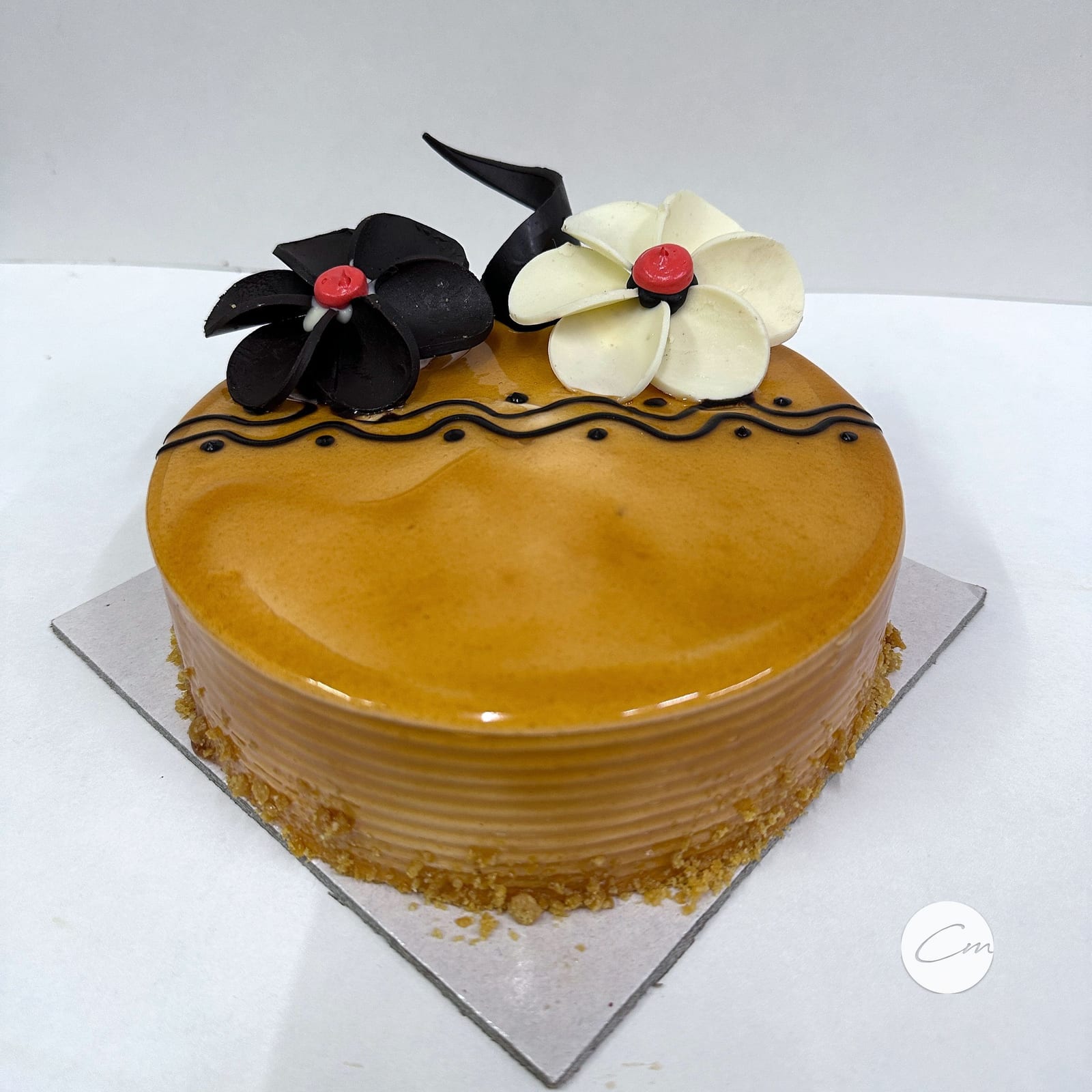 Butterscotch crunch cake with praline at the base